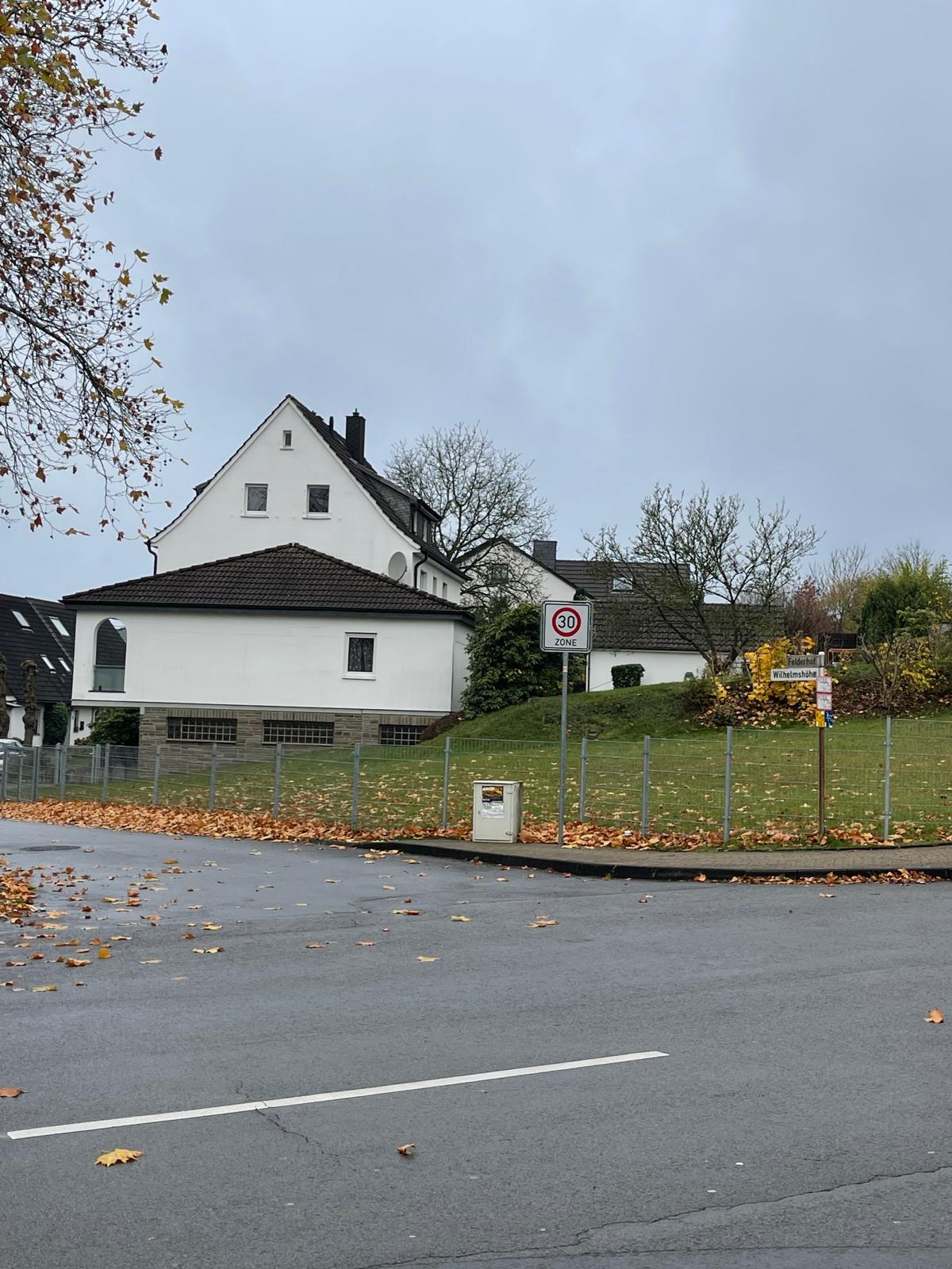 Das Grundstück an der Wilhelmshöhe 2 in Wipperfürth: eine grüne Wiese im Wohngebiet vor der Bebauung